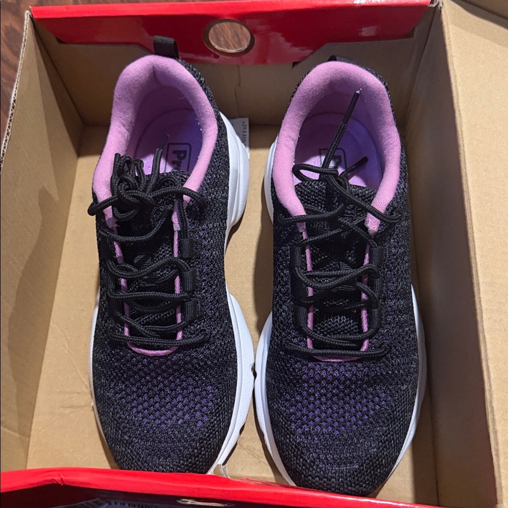 Propet Women Stability fly Black berry sneakers Size 5